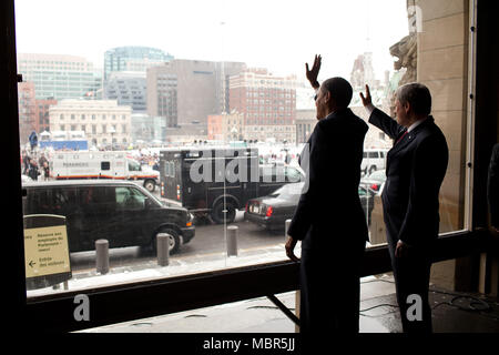 Le président Barack Obama et le premier ministre canadien Stephen Harper à la suite d'une célébration de l'arrivée de l'onde sur la Colline du Parlement à Ottawa, Canada 2/19/09, lors de la première officielle du Président voyage à l'étranger. .Photo Officiel de la Maison Blanche par Pete Souza Banque D'Images