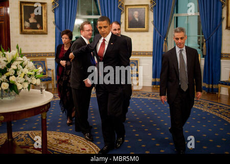 Le président Barack Obama et de hauts fonctionnaires y compris, Conseiller principal Valerie Jarrett, Secrétaire de presse Robert Gibbs, David Axelrod, conseiller principal et chef de cabinet Rahm Emanuel dans la salle Bleue à la suite d'une conférence de presse prime time live au prix. 24/02/09.. Photo Officiel de la Maison Blanche par Pete Souza Banque D'Images