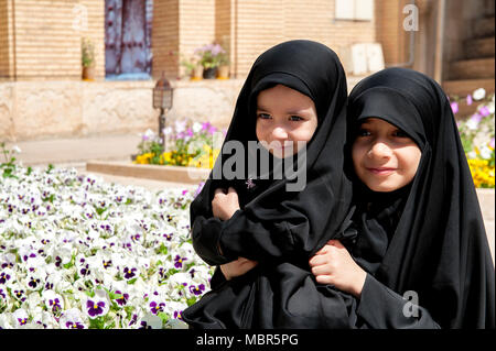 Soeurs iraniennes portant tchador. Shiraz, Iran © Antonio Ciufo Banque D'Images