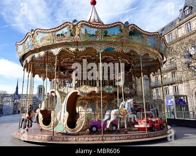 Ère de la Belle Époque, carrousel en face de l'Hôtel de Ville, Paris, France. Banque D'Images