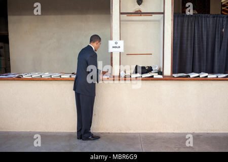 Le président Barack Obama signe des livres à l'Hôtel de ville de Costa Mesa. OC Fair & Event Center à Costa Mesa, Californie 3/18/09.. Photo Officiel de la Maison Blanche par Pete Souza Banque D'Images