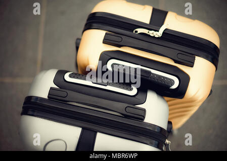 Deux valises gris sur fond flou. Vacances d'été et voyage concept. Traveler valise with copy space Banque D'Images