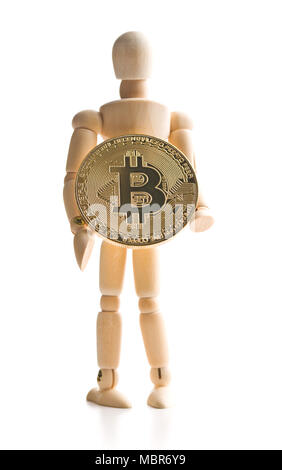 Monnaie Bitcoin et Marionnette en bois isolé sur fond blanc. Banque D'Images