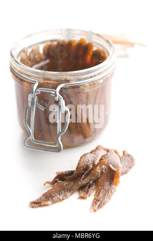 Filets d'anchois dans l'huile isolé sur fond blanc. Banque D'Images