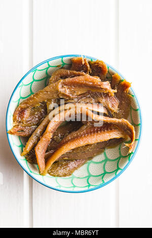 Filets d'anchois dans l'huile sur table en bois. Banque D'Images