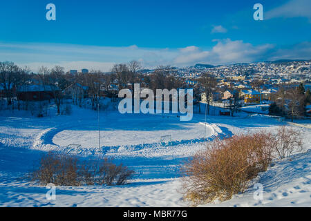 Superbe vue aérienne de la ville norvégienne avec des bâtiments dans l'horizont à Trondheim au cours de l'hiver Banque D'Images