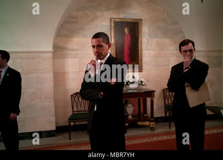 Le président Barack Obama reflète tout en se tenant dans le couloir du rez-de-chaussée de la Maison Blanche, avant d'aborder la presse au sujet des services financiers 25/02/09.. Photo Officiel de la Maison Blanche par Pete Souza Banque D'Images