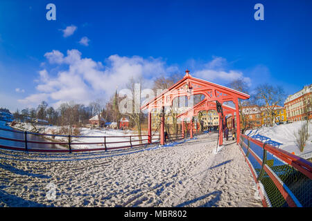 TRONDHEIM, NORVÈGE - le 04 avril 2018 : vue sur le vieux pont de bois Gamle Bybro sur une rivière nidelva à Trondheim Banque D'Images