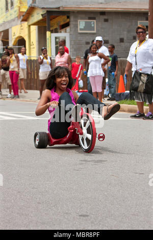 Une jeune femme rides en descente sur une grande roue à la Cool Rock Papas, boîtes à savon à l'ancienne 4e Ward le 3 août 2013 à Atlanta, GA. Banque D'Images