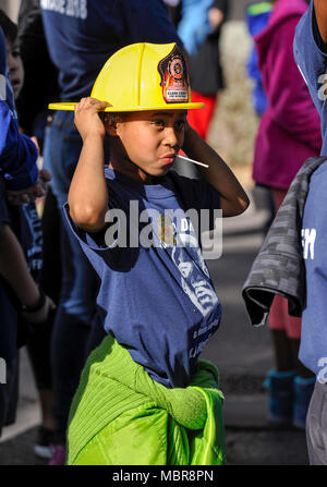 Las Vegas, Nevada - 15 janvier 2018 - garçon vêtu comme un pompier de Dr. Martin Luther King Day Parade au centre-ville de Las Vegas - Photo : Ken Howard/Alamy Banque D'Images