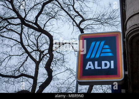 BUDAPEST, HONGRIE - 7 avril, 2018 : Aldi logo sur l'un de leurs magasins pour la Hongrie. Aldi est une chaîne de supermarchés discount allemand développé dans le monde entier pict Banque D'Images