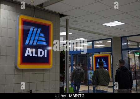 BUDAPEST, HONGRIE - 7 avril, 2018 : Aldi logo sur l'un de leurs magasins pour la Hongrie. Aldi est une chaîne de supermarchés discount allemand développé dans le monde entier pict Banque D'Images