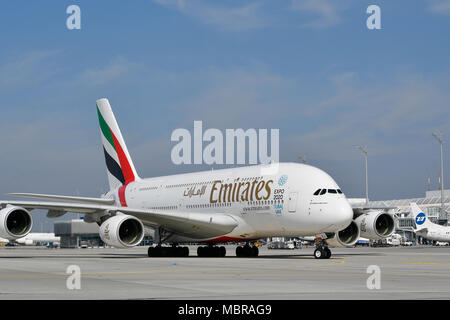 Unis, Airbus A380-800, roulage, à la position de stationnement, Terminal 1, Aéroport de Munich, Haute-Bavière, Allemagne Banque D'Images