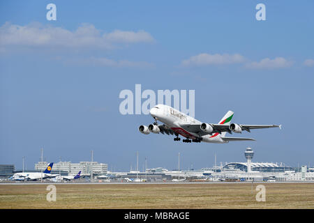 Unis, Airbus, l'A380-800, Start, la piste sud, dans le dos du terminal 1 avec tour, l'aéroport de Munich, Haute-Bavière, Bavière Banque D'Images