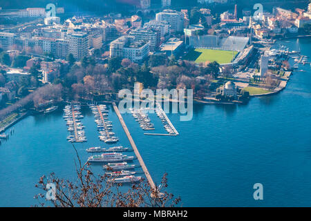 Paysage de l'antenne colorés pittoresque ville de Côme, sur le lac de Côme, Italie. Port de Côme sur un premier plan. Vacances en Europe, vivre le style de vie, tra Banque D'Images