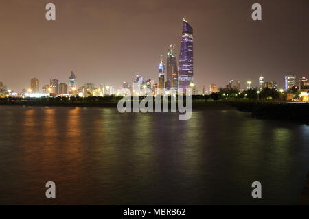 Koweït Vue nocturne du bâtiment Banque D'Images