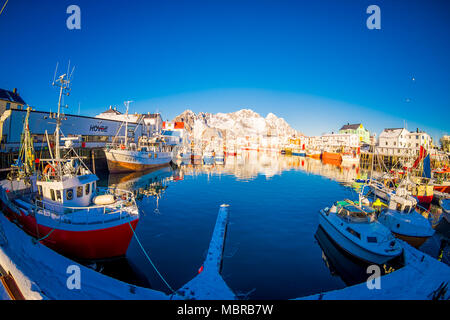 Les îles Lofoten, NORVÈGE, avril, 10, 2018 : vue panoramique sur le front de port de Henningsvær en hiver, est un village de pêcheurs et ville touristique situé sur Austvagoya dans les îles Lofoten Banque D'Images