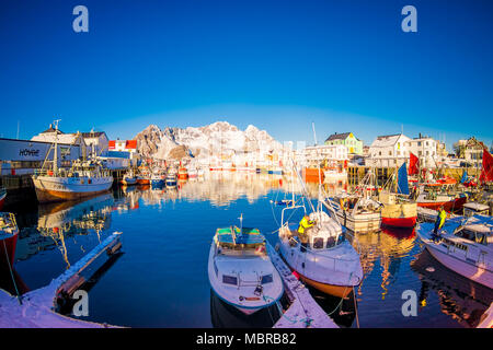 Les îles Lofoten, NORVÈGE, avril, 10, 2018 : vue panoramique sur le front de port de Henningsvær en hiver, est un village de pêcheurs et ville touristique situé sur Austvagoya dans les îles Lofoten Banque D'Images