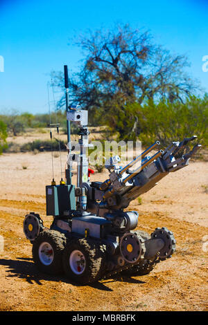 Un robot, du candidat à participer à la défi des corbeaux, attend qu'un objectif à Pinal Airpark, Arizona, le 19 mars 2018. Les participants ont été testés sur leurs compétences pour l'élimination des explosifs. Banque D'Images