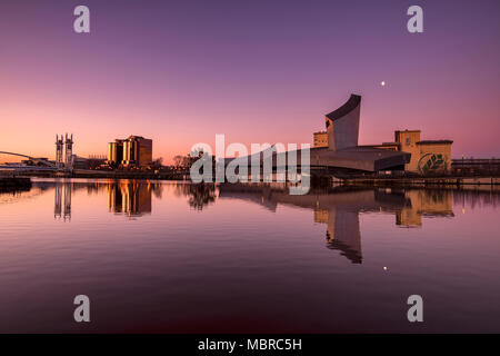 Lever du soleil à Salford, Greater Manchester England UK Banque D'Images