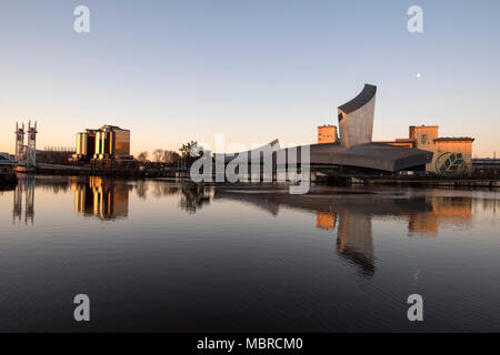 Tôt le matin, réflexions à Salford, Greater Manchester England UK Banque D'Images