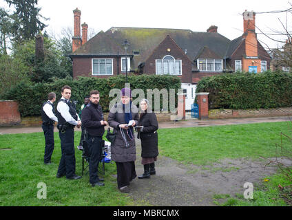 Ealing Conseil vote for UK's first "safe zone" autour de la Marie Stopes clinique d'avortement pro-choix et les groupes anti-avortement ont démontré à l'extérieur. Banque D'Images