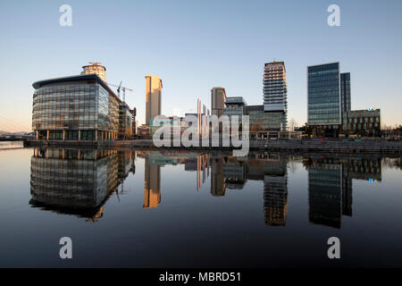 Tôt le matin, réflexions à Salford, Greater Manchester England UK Banque D'Images