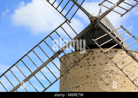 Détail des pales du moulin qui se dresse sur la colline de l'arrière-pays de l'île de Porquerolles Banque D'Images