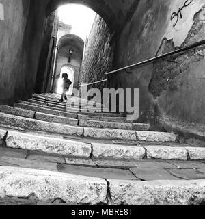 PITIGLIANO, ITALIE - Le 23 octobre : une vue sur les rues étroites à Pitigliano. Pitigliano est un petit village situé en Toscane, à mi-chemin entre Florence et Rome, perché au sommet d'une crête de tuf volcanique. Ses toits indubitable le fait ressortir. Pitigliano est un village dans le sud de la Toscane, dans la Maremma district. La ville est surnommée 'La citta' di tufo" pour le rock qu'il est construit. Le village est aussi appelé "La Petite Jérusalem", non seulement parce qu'il a l'air vieux et porte une ressemblance avec cette ville, mais aussi pour la présence d'une communauté juive dans la ville. Pitigliano, Toscane, Italie. 23r Banque D'Images