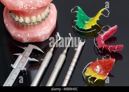 Mâchoire humaine ou les dents modèle avec appareil dentaire et dentiste outils et fixations Banque D'Images