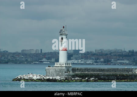 L'Europe une porte d'accès à l'Asie o vice-versa. Leuchtturm vu d'un ferry de transport public à Istanbul, le Bosphore, la Turquie Banque D'Images