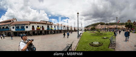 CUSCO, PÉROU - 1 janvier 2018 : personnes non identifiées dans la rue de Cusco, Pérou. l'ensemble de la ville de Cusco a été désigné site du patrimoine mondial de l'UNESCO Banque D'Images