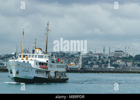 La ferry est le principal lien entre les banlieues d'Istanbul comme Sirkeci et Besiktas qui sont divisées par la rivière Bosphore, Istanbul, Turquie. Banque D'Images