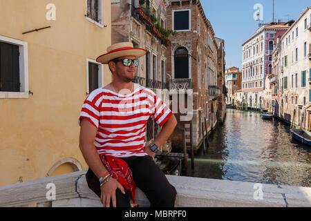 Portrait de Gondolier avec le couvre-chef typique sur un canal de Venise en Italie Banque D'Images