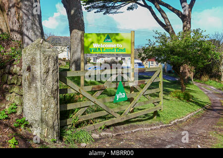 Un panneau à l'entrée fermée à l'auberge de jeunesse de Lands End disant 'Welcome to the Land End', Saint Juste, Cornwall, Angleterre du Sud-Ouest, Royaume-Uni Banque D'Images