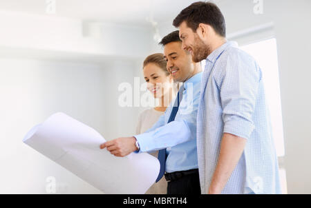 Plan directeur de l'agent immobilier montrant nouvelle maison pour couple Banque D'Images