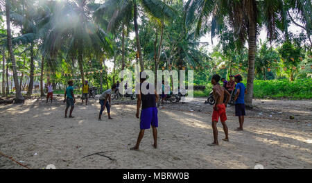 An Giang, Vietnam - Sep 2, 2017. Les hommes jouent au football au village de An Giang, Viet Nam du Sud. Banque D'Images