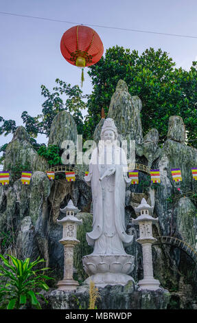 Kuan Yin (Guanyin) Statue de Bouddha à un ancien temple bouddhiste dans le sud du Vietnam. Banque D'Images