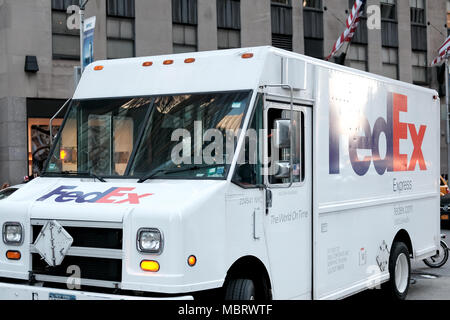 Garé, bien connu de la livraison de courrier international auto vu en dehors d'un grand immeuble dans le centre financier de la ville de New York, sur le point de livrer un colis. Banque D'Images