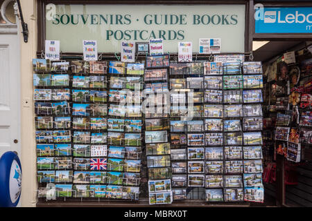 Façade boutique avec affichage des cartes postales à la vente. Angleterre Cambridge UK Banque D'Images
