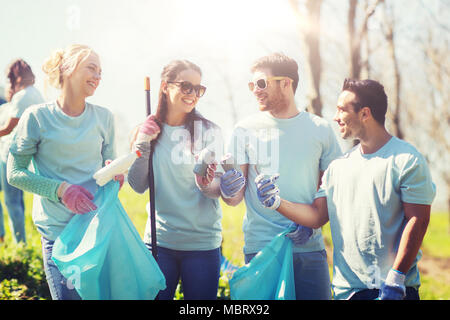 Avec les bénévoles de nettoyage de sacs à déchets park area Banque D'Images