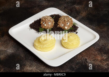 Escalopes de viande en forme de hérisson et purée de pommes de terre. Menu enfants créatifs Banque D'Images