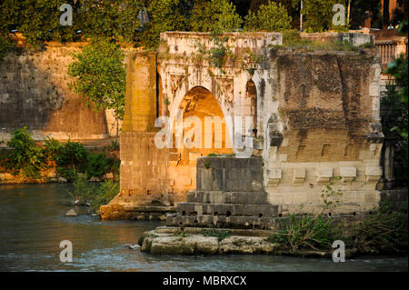 Passage restant de Pons Aemilius (Ponte Emilio) a appelé aujourd'hui Ponte Rotto (pont cassé) au centre historique de Rome dans la liste du patrimoine mondial par l'UNESCO en Banque D'Images