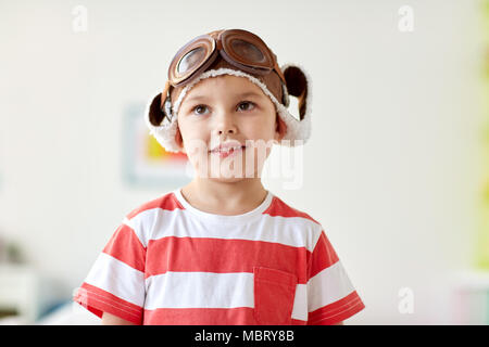 Happy little boy in hat pilote à la maison Banque D'Images