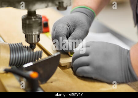 Carpenter avec mètre toise en atelier Banque D'Images