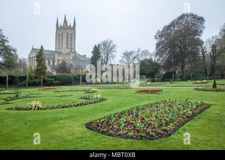 Vu de l'ancienne abbaye, l'église cathédrale de St Edmundsbury ( aka St Edmund, St James, St Dennis) à Bury St Edmund's, en Angleterre, sur un Banque D'Images