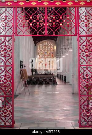 L'allée à l'église cathédrale de St Edmundsbury ( aka St Edmund, St James, St Dennis) à Bury St Edmund's, en Angleterre. Banque D'Images