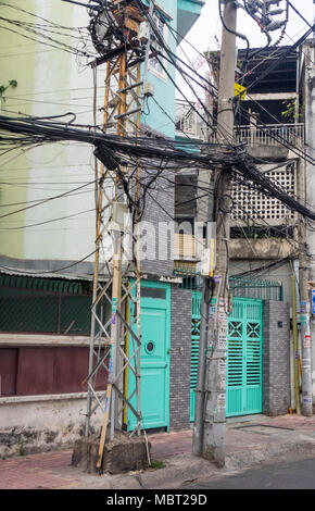 Les fils électriques et téléphoniques emmêlée sur colonnes d'alimentation à Ho Chi Minh City, Vietnam. Banque D'Images