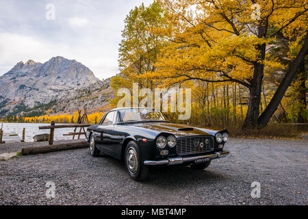 1961 Lancia Flaminia une voiture garée en face de Silver Lake le long du lac juin entouré par Boucle couleur automne en juin Lake, en Californie. Banque D'Images