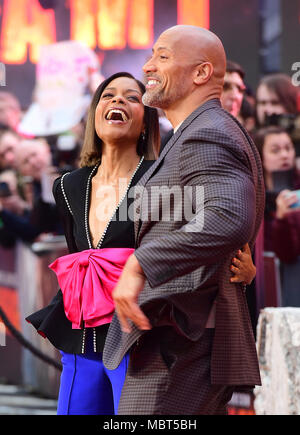 Naomie Harris et Dwayne Johnson participant à la première européenne de rampage, tenue à l'Cineworld à Leicester Square, Londres. Photo date : mercredi 11 avril 2018. Voir PA story SHOWBIZ Rampage. Crédit photo doit se lire : Ian West/PA Wire Banque D'Images